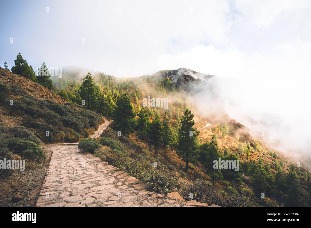 Le chemin vers le bas du Roque Nublo, gran canaria. En arrière-plan, il y a quelques nuages au-dessus des montagnes Banque D'Images