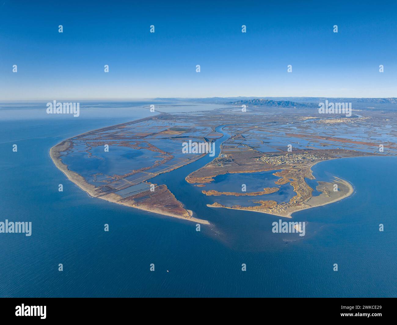 Lever de soleil sur l'embouchure de l'Èbre dans le delta de l'Èbre. Vue aérienne (Delta de l'Èbre, Tarragone, Catalogne, Espagne) Banque D'Images