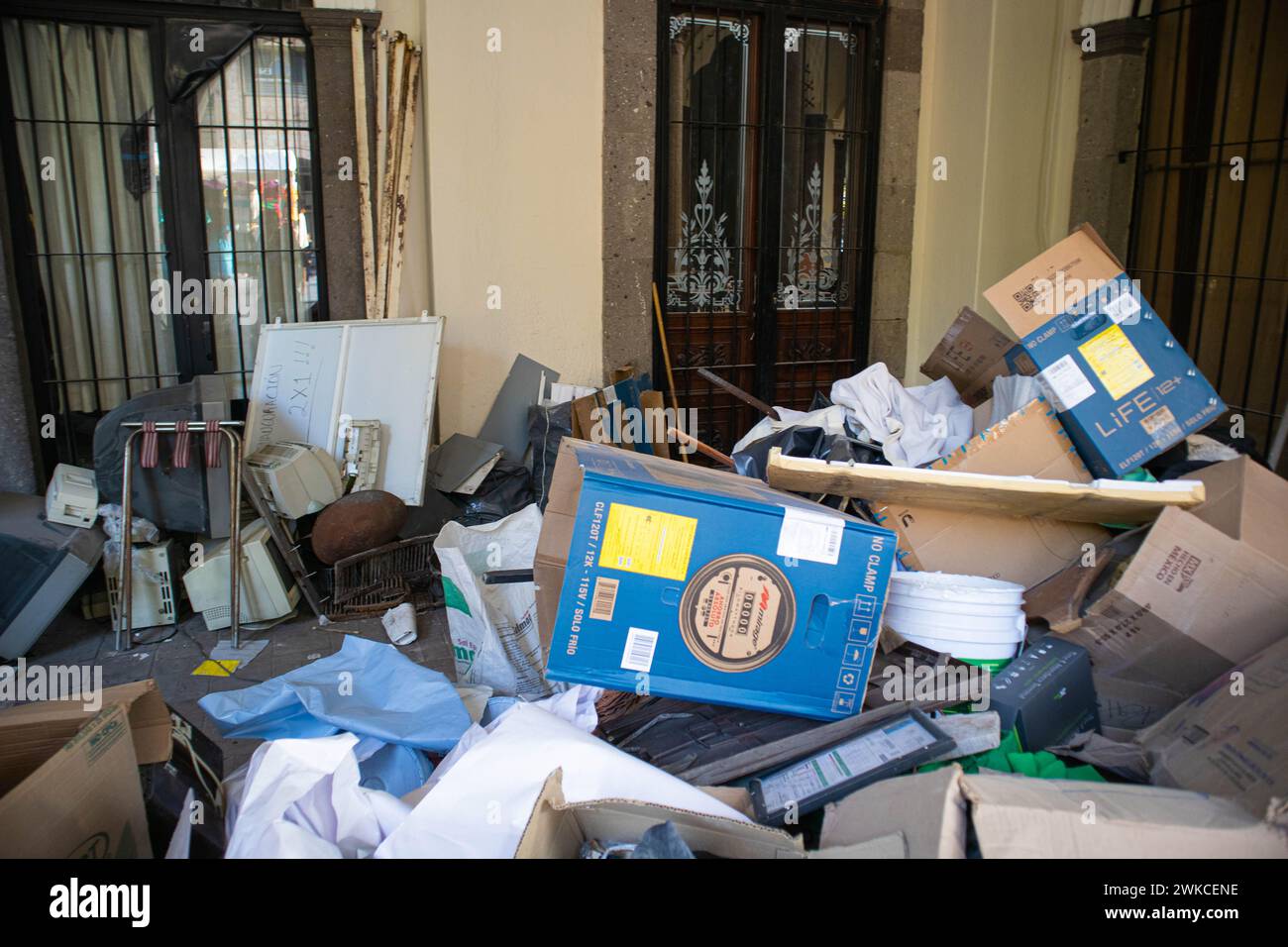 Photo de déchets devant un bâtiment gouvernemental. Banque D'Images