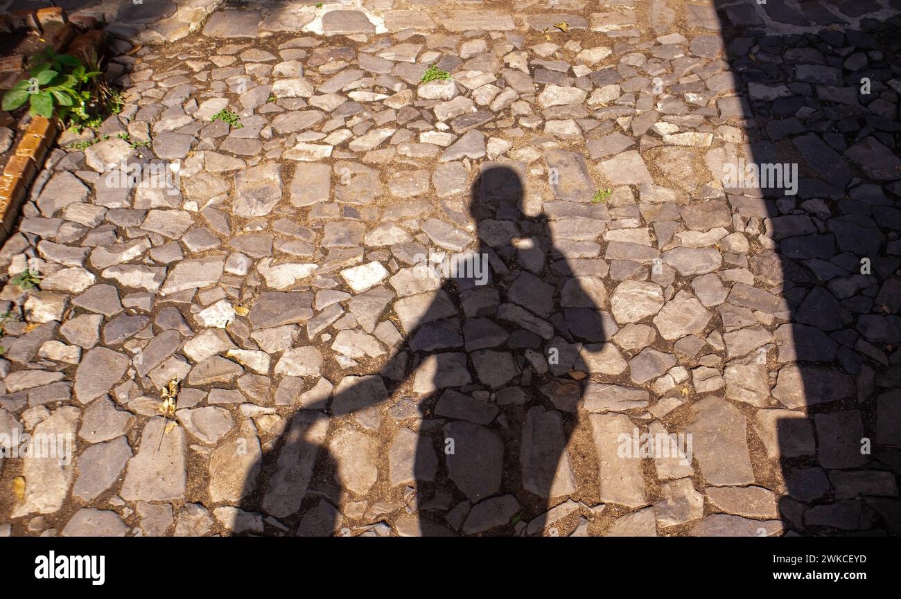 Photo de moi prenant une photo de mon ombre sur une rue pavée. Banque D'Images