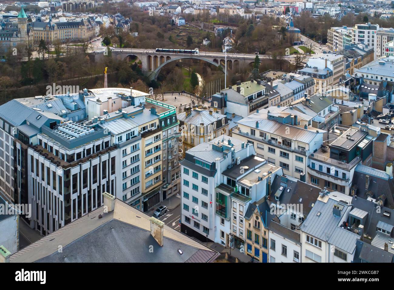 Luxembourg. 17 février 2024. Une photo de drone aérien prise le 17 février 2024 montre une vue du Luxembourg. Crédit : Meng Dingbo/Xinhua/Alamy Live News Banque D'Images