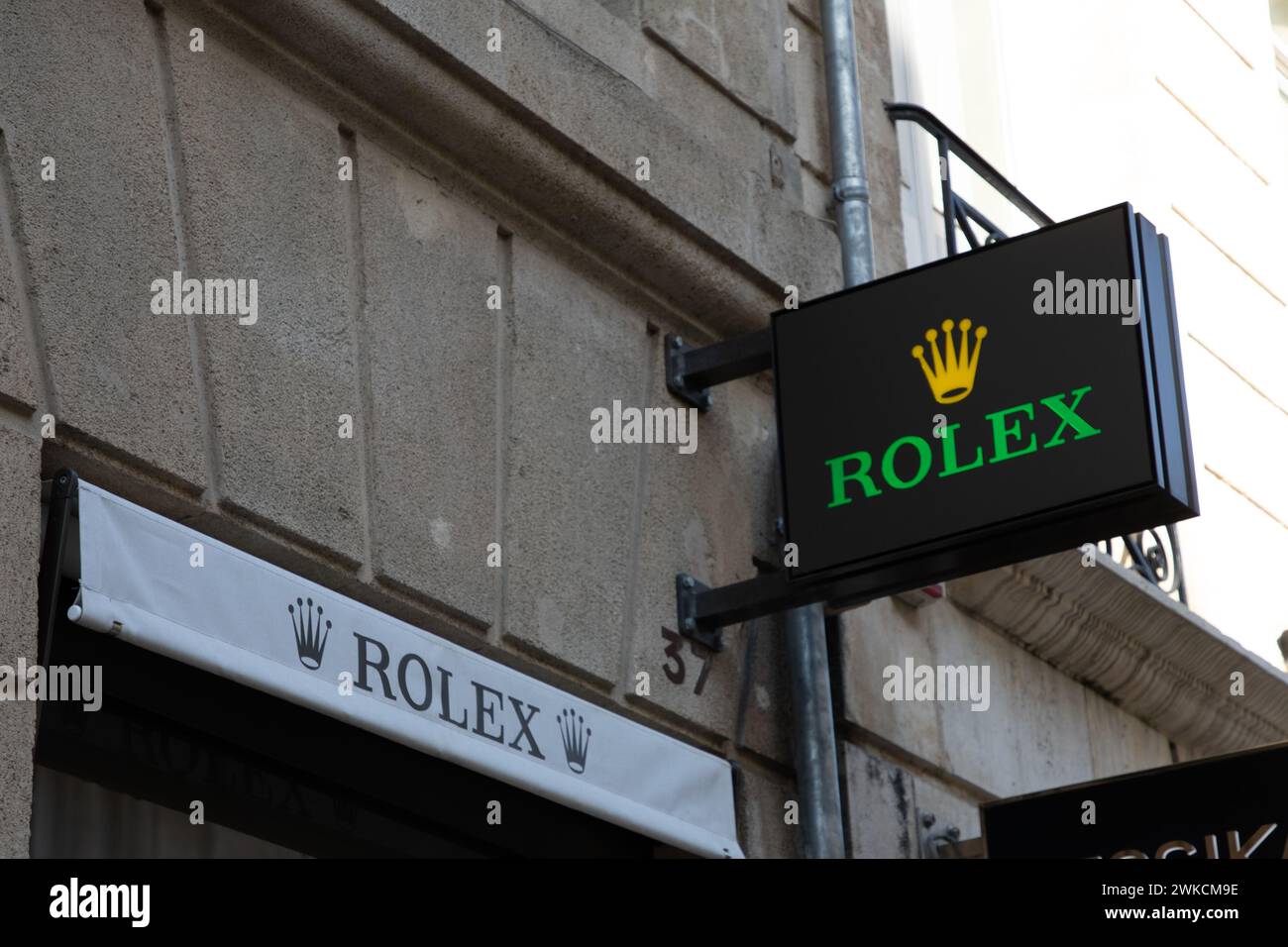 Bordeaux , France - 02 15 2024 : Rolex sa logo marque et signe de texte montres Wall store boutique de luxe suisse magasin de montres fabricant de montres façade de Banque D'Images