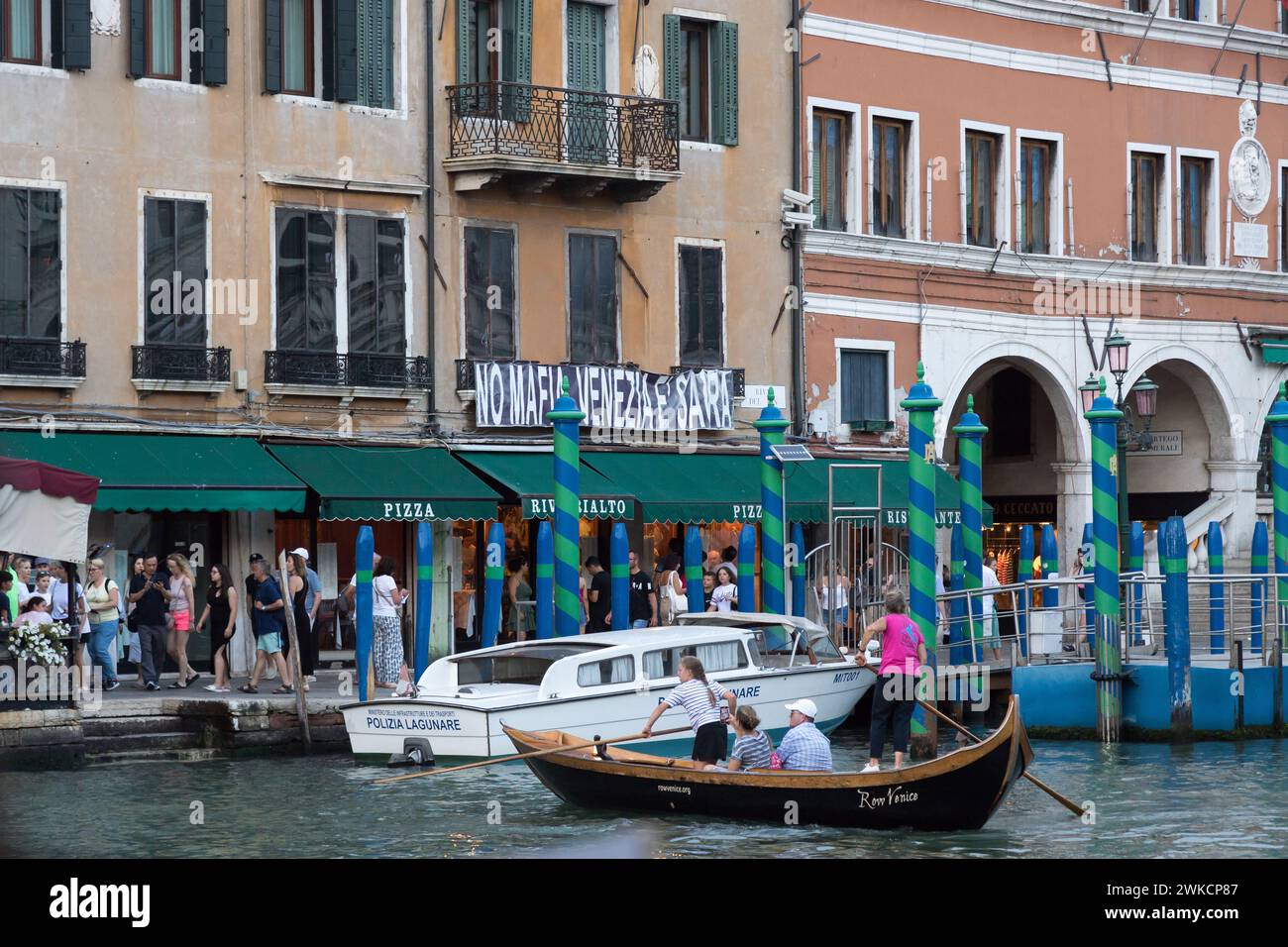 Une bannière No Mafia Venezia e sacra (No Mafia Venice is Sacred) sur canal Grande (Grand canal) dans le sestiere de San Polo dans le centre historique de Venise, Vénétie, Banque D'Images