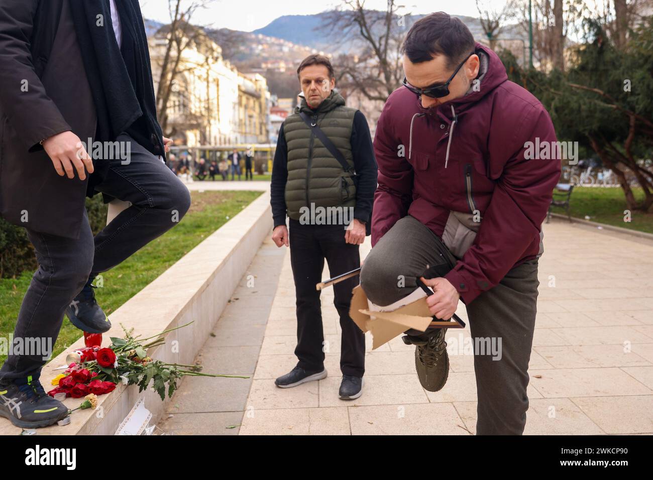 Sur la place Oslobodjenje - Alija Izetbegovic à Sarajevo, des fleurs ont été déposées en l'honneur du défunt chef de l'opposition russe Aleksey Navalny. Des bougies ont également été allumées sur la place avec une photo de Navalny et une citation en russe: "celui qui suit la vérité gagnera", rendant hommage à Navalny à Sarajevo n'a pas été passé sans incident parce qu'un passant a détruit une photo du défunt membre de l'opposition russe et a crié que Navalny était un fasciste. Après cela, la police est arrivée sur les lieux à Sarajevo, Bosnie-Herzégovine, le 19. Février 2024. Photo : Armin Durgut/PIXSELL Banque D'Images