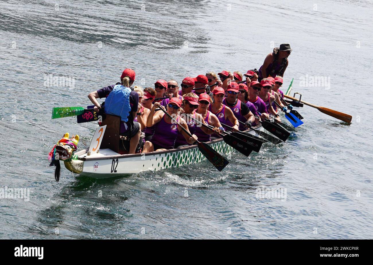 Sydney, Australie. 18 février 2024. Les participants courent pendant le Sydney Lunar New Year Dragon Boat Festival 2024 à Darling Harbour à Sydney, Australie, le 18 février 2024. POUR ALLER AVEC 'Feature : courses de bateaux-dragons faisant des vagues dans l'Australie multiculturelle et sportive' crédit : Wang Qi/Xinhua/Alamy Live News Banque D'Images