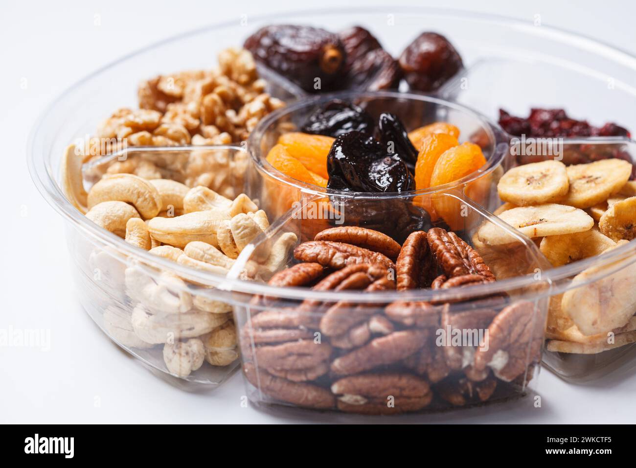 Fruits secs et noix sur une assiette pour célébrer la fête juive tu Bi Shevat. Banque D'Images