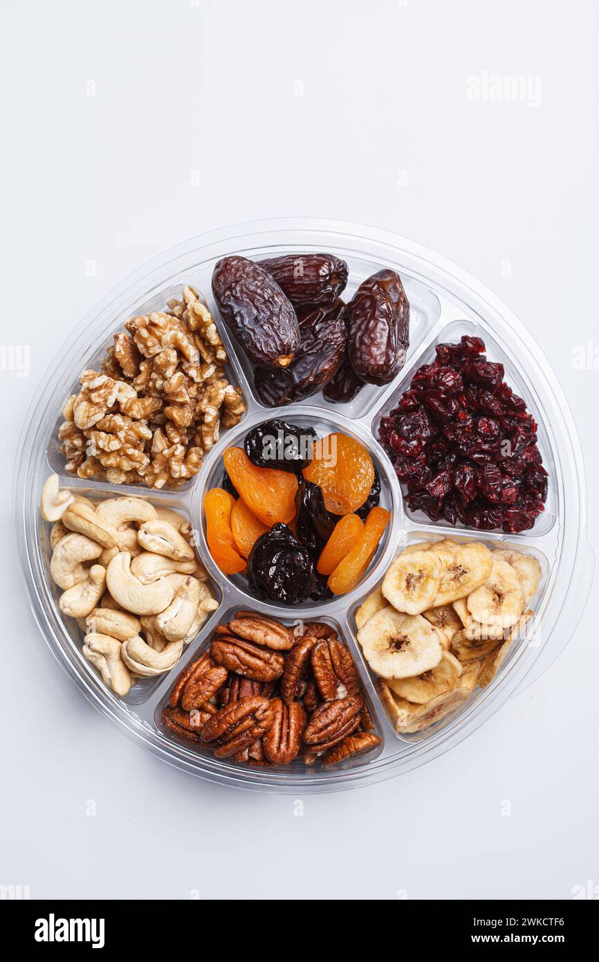 Fruits secs et noix sur une assiette pour célébrer la fête juive tu Bi Shevat, vue de dessus. Banque D'Images