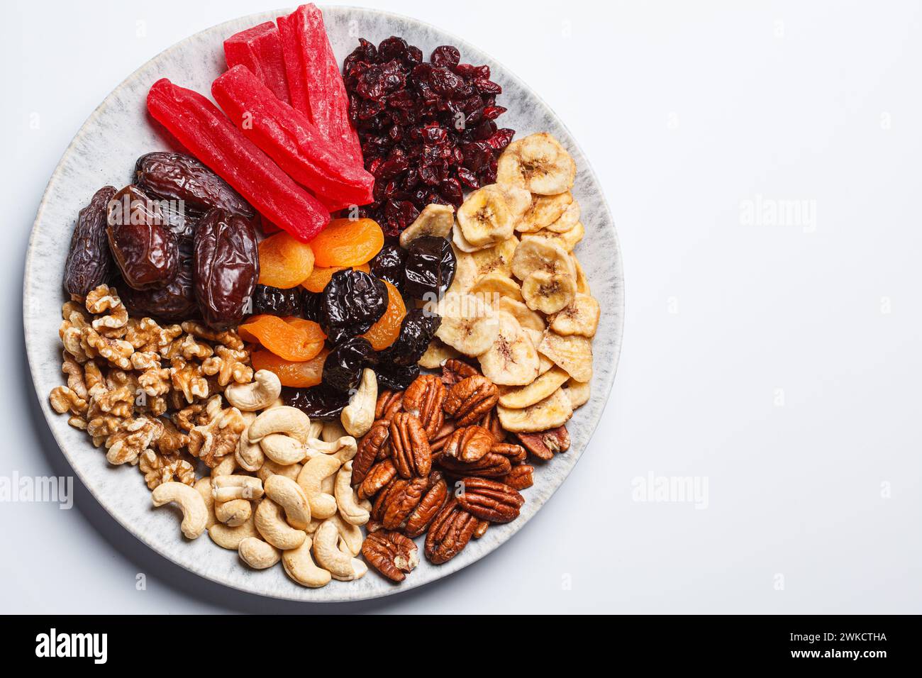Fruits secs et noix sur une assiette pour célébrer la fête juive tu Bi Shevat, vue de dessus. Banque D'Images