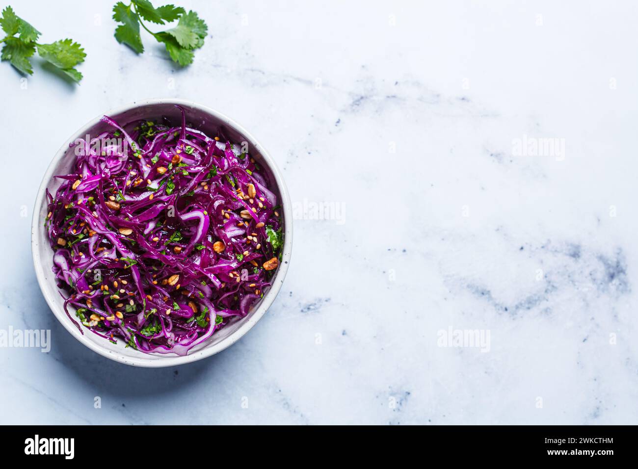 Salade de coleslaw violette avec coriandre et noix, vue de dessus. Recette de détox végétalienne. Banque D'Images