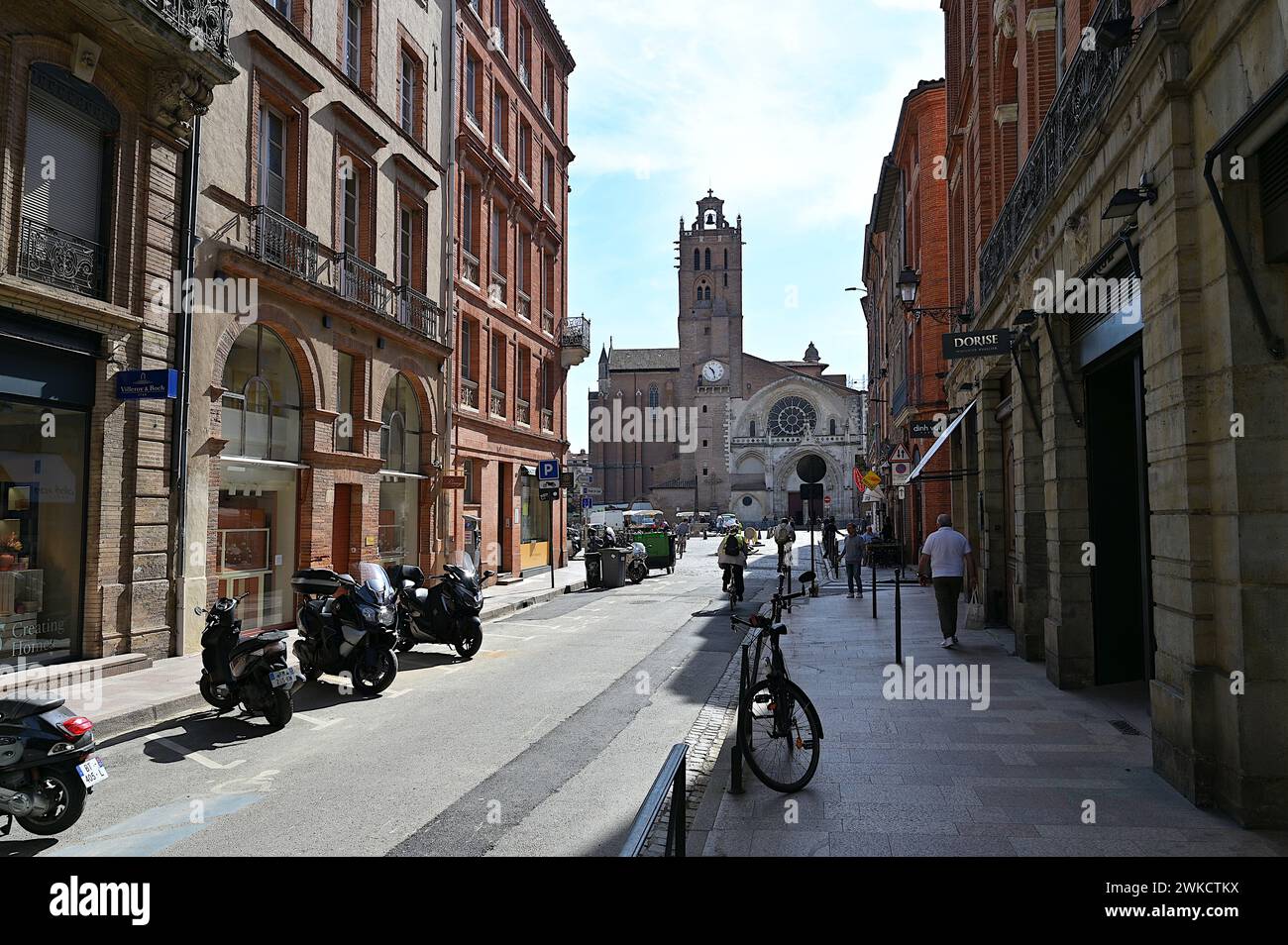 Rue Croix-Baragnon menant à l'entrée ouest de la cathédrale Saint-Étienne, siège de l'archevêque de Toulouse Banque D'Images