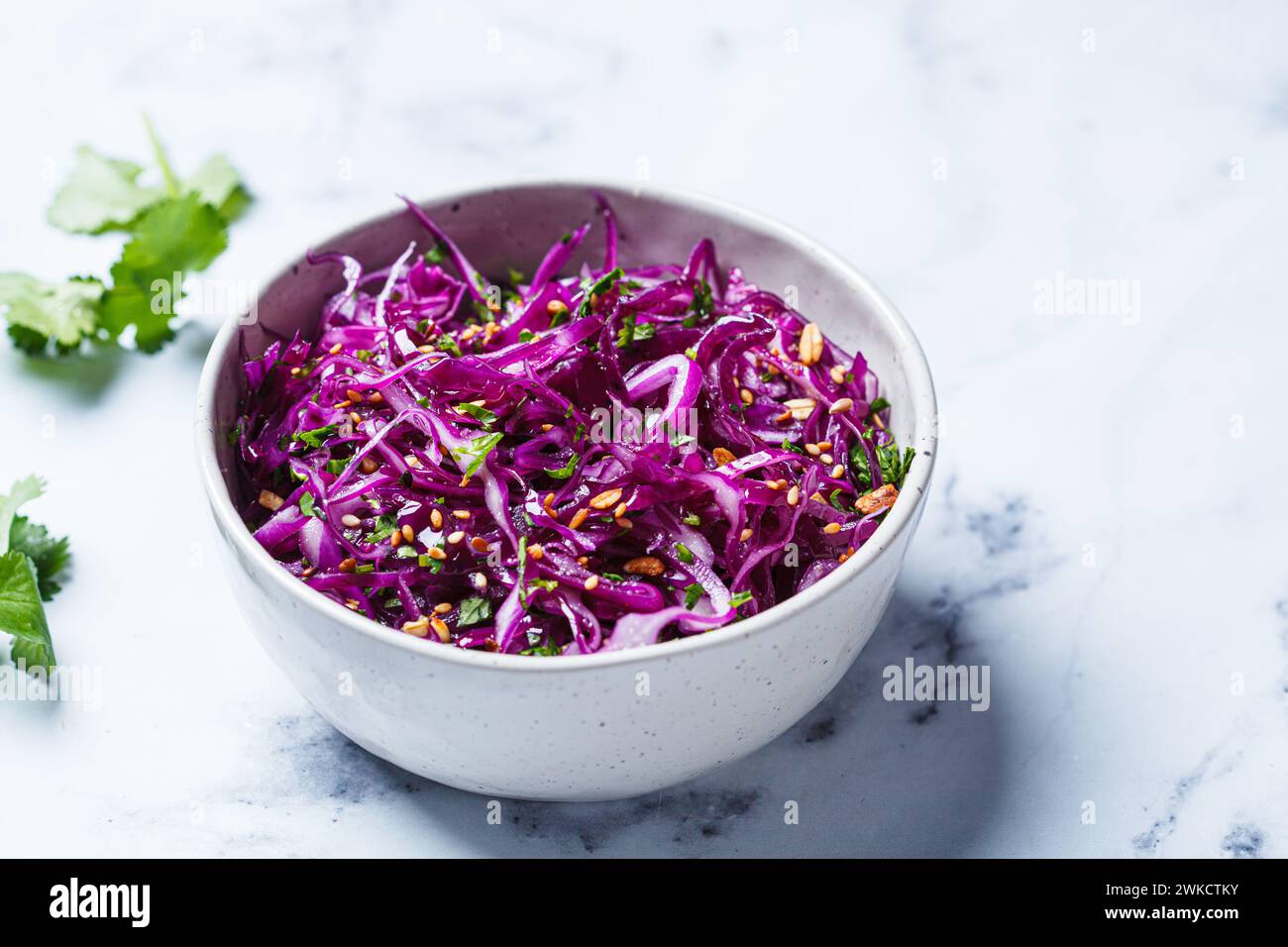 Salade de coleslaw violette avec coriandre et noix. Recette de détox végétalienne. Banque D'Images