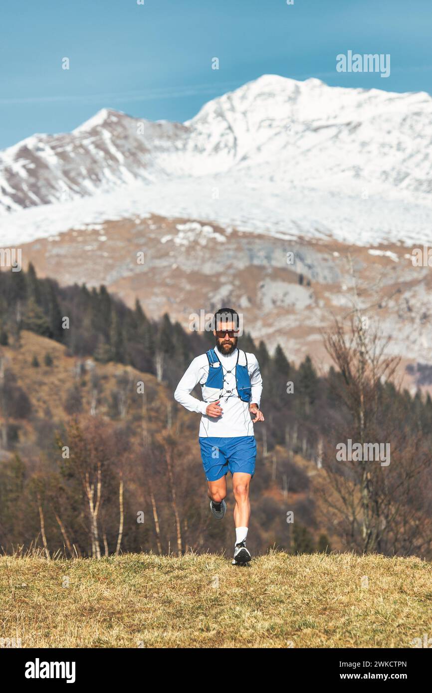 Ultra marathon coureur dans les montagnes des alpes italiennes Banque D'Images