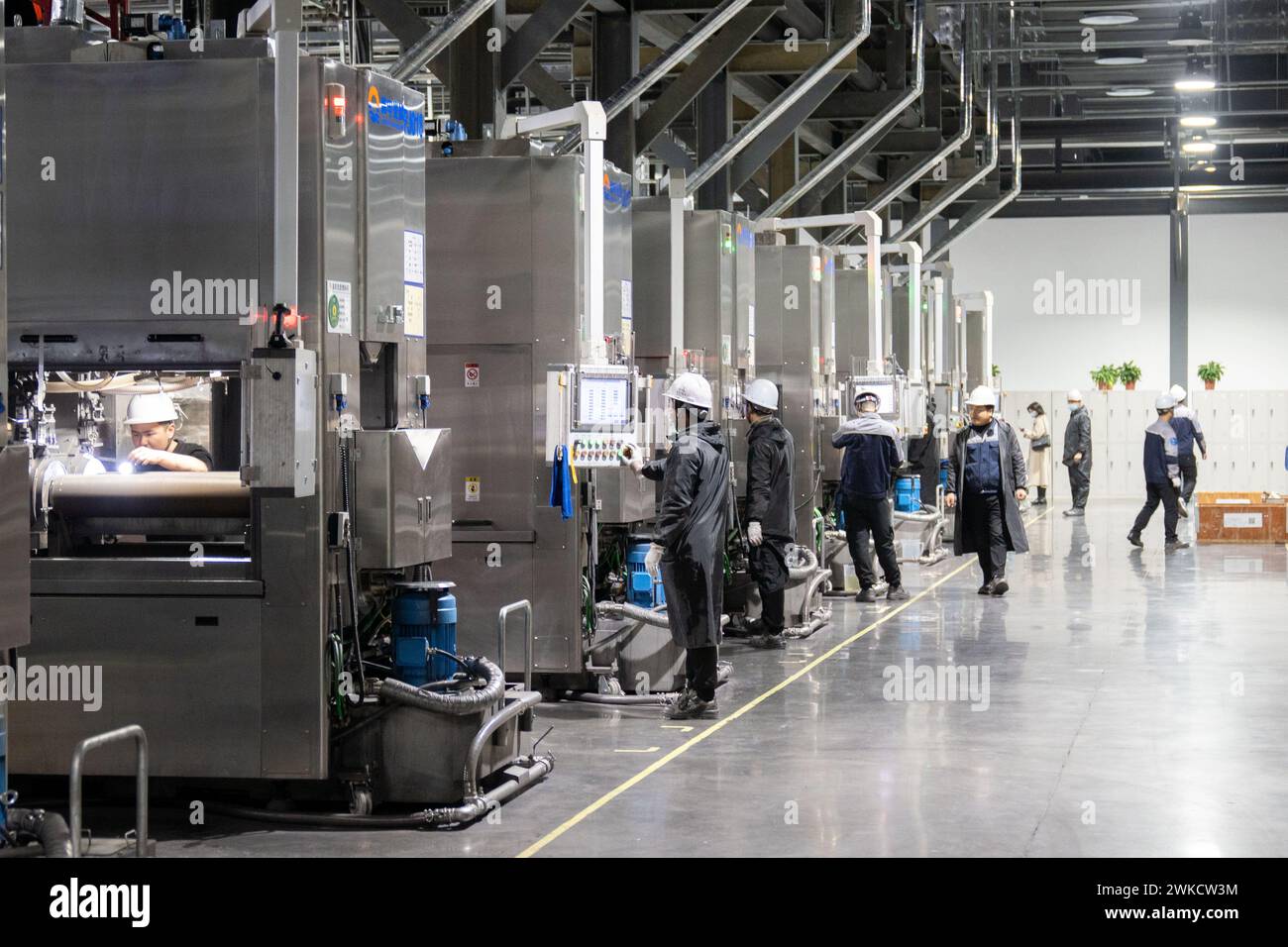 HEFEI, CHINE - 20 FÉVRIER 2024 - des travailleurs produisent des plaquettes de silicium photovoltaïque dans un atelier d'une entreprise de plaquettes de silicium photovoltaïque dans la circulaire Hefei Banque D'Images