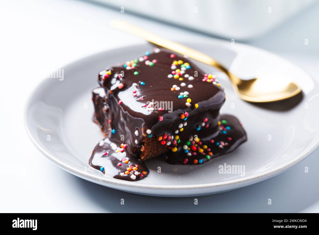 Morceau de gâteau au brownie au chocolat classique avec des pépites colorées. Banque D'Images