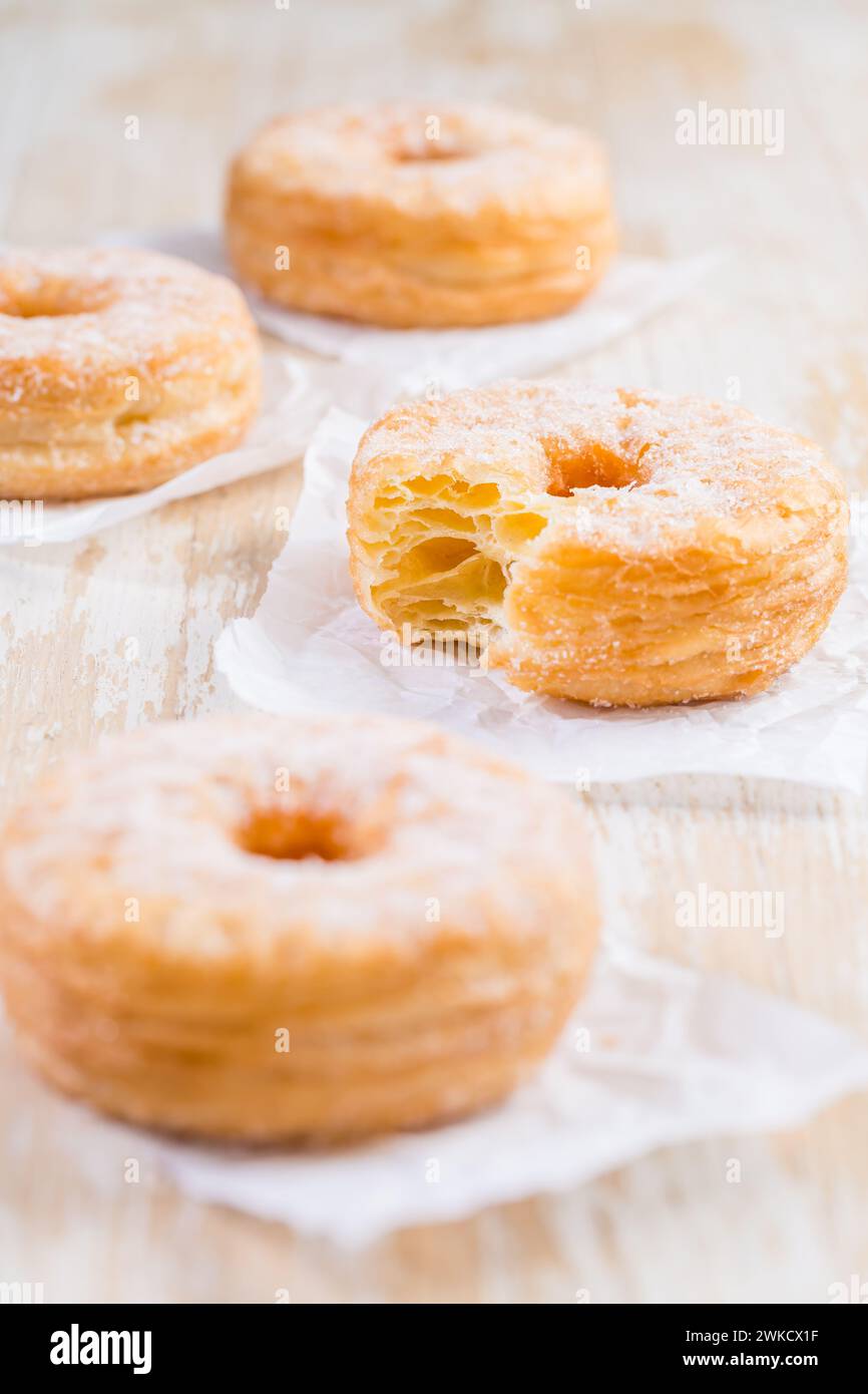 Cronuts - délicieuse fusion de croissant et de beignet avec de la confiture de framboises. Demi-beignet et demi-croissant Banque D'Images