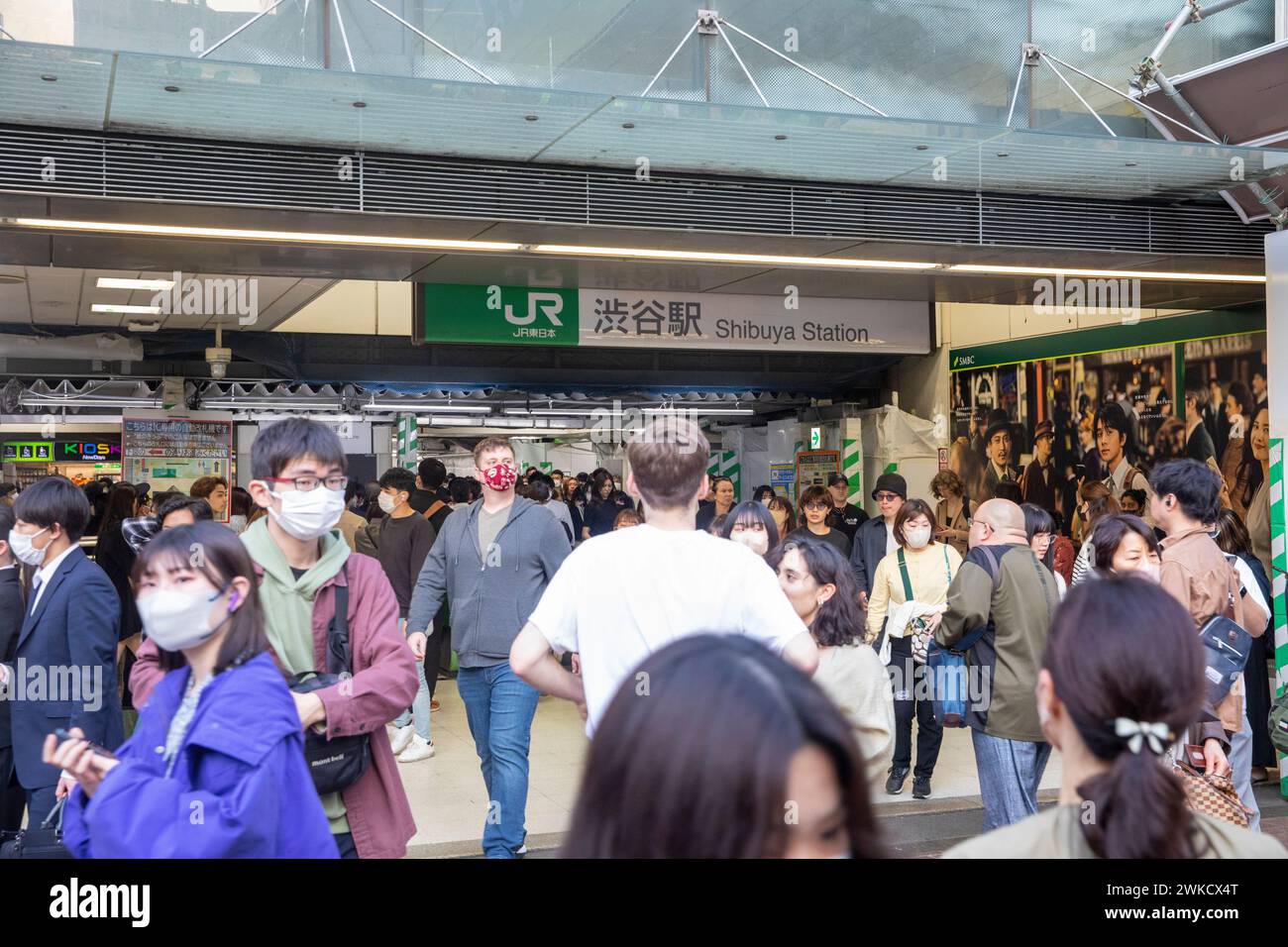 Gare de Shibuya à Tokyo, les banlieues se rassemblent devant la sortie d'entrée de la gare des transports publics, Tokyo, Japon, 2023 Banque D'Images