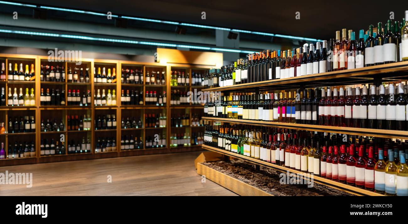 Bannière de magasin d'alcool. Étagères pour bouteilles de vin. Commerce et industrie de l'alcool. Banque D'Images