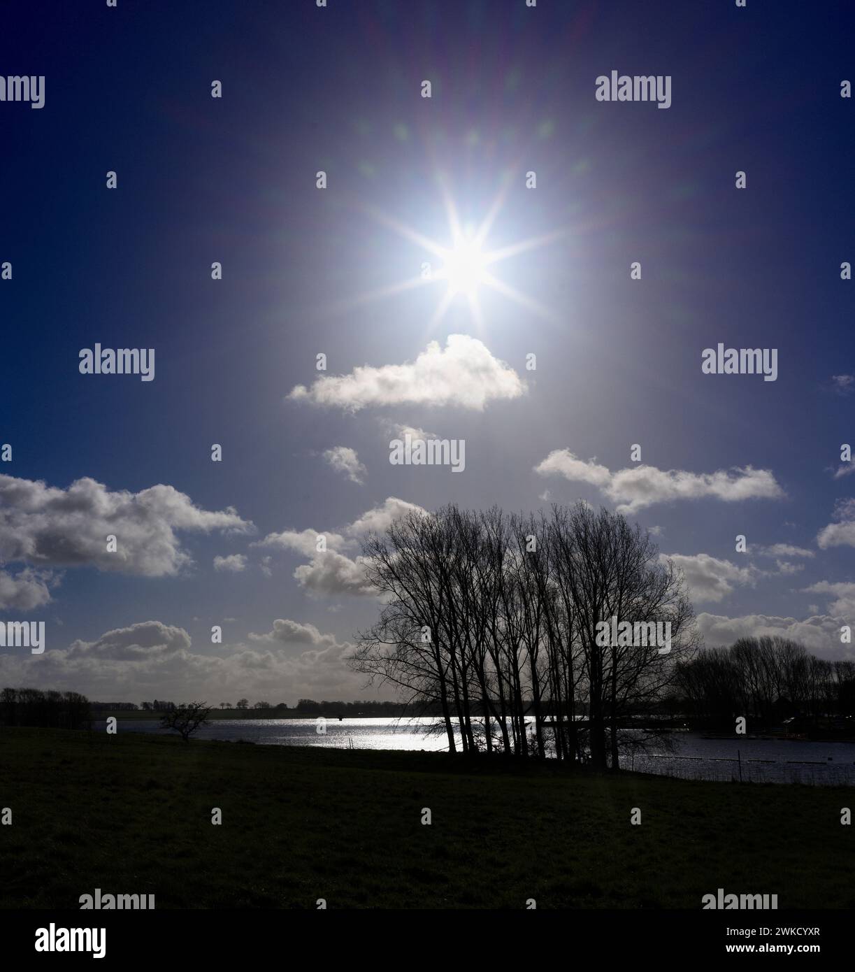 Étoile de soleil au-dessus d'un lac en Angleterre. Banque D'Images