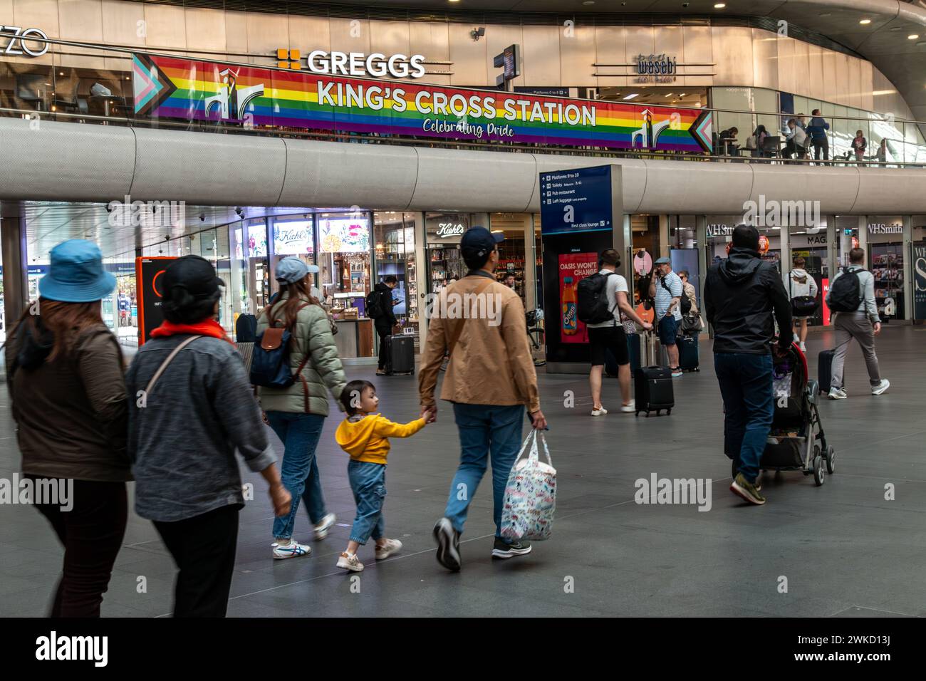 Une bannière arc-en-ciel célébrant la fierté à la gare de Kings Cross, Londres, Royaume-Uni Banque D'Images