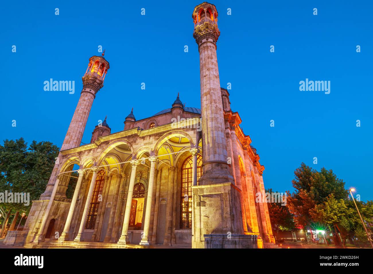 Baignée de la douce lueur du clair de lune, la mosquée Aziziye Camii de Konya en Turquie. Son extérieur est orné de sculptures en pierre complexes et géométriques Banque D'Images