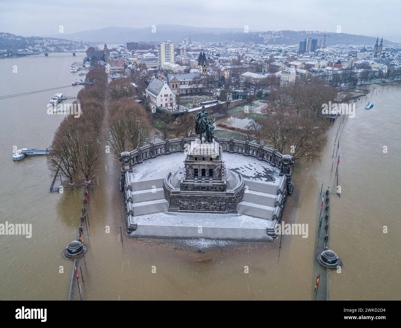 Inondation des hautes eaux à Coblence City Allemagne monument historique German Corner en hiver où les rivières rhin et Mosele coulent ensemble. Banque D'Images