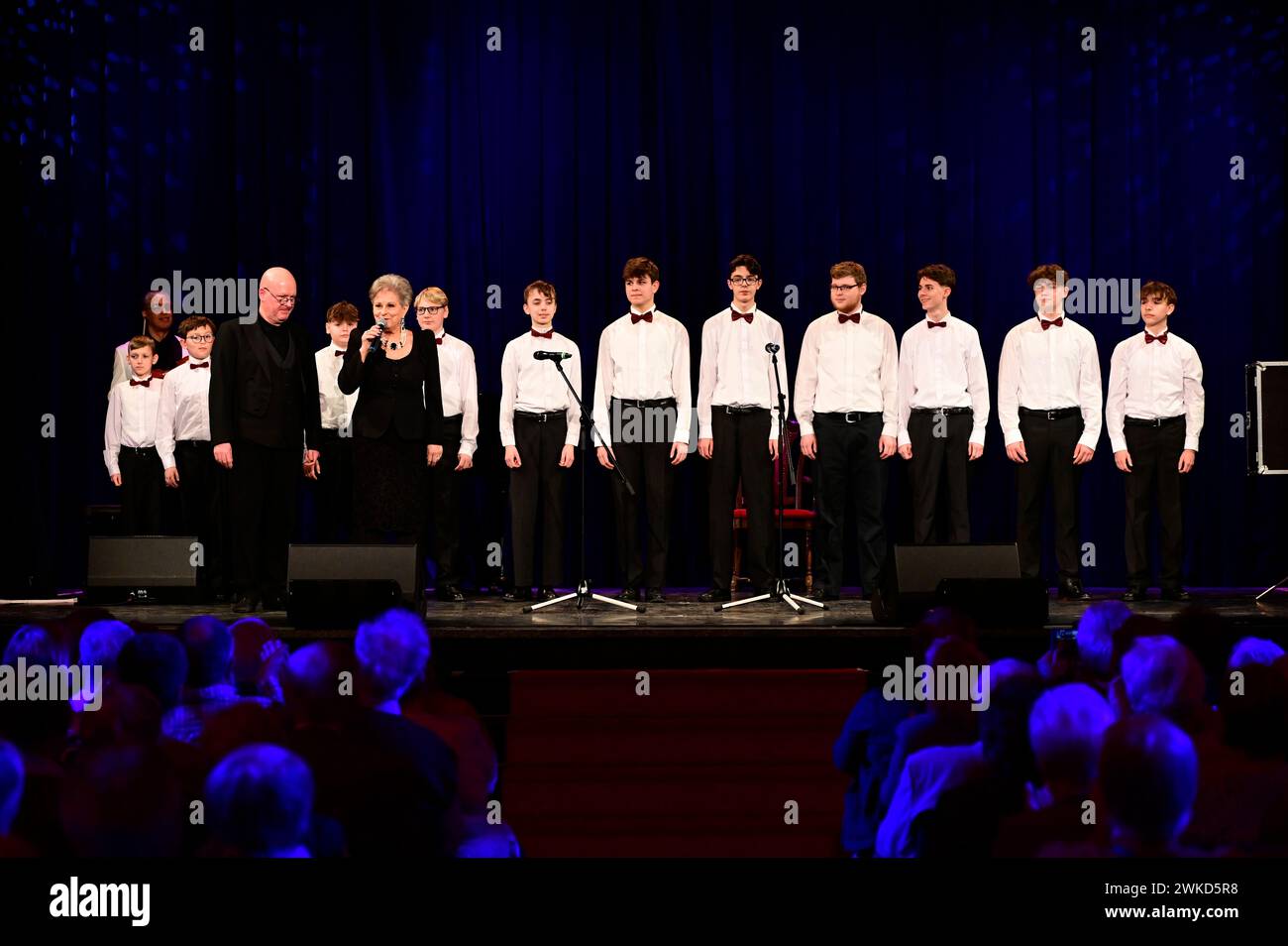 Dagmar Frederic, Toralf Hildebrandt und Rheinischen Sängerknaben live beim Konzert 'Heiko Reissig & Freunde – Die große Jubiläumsshow' im Arndt-Bause- Banque D'Images