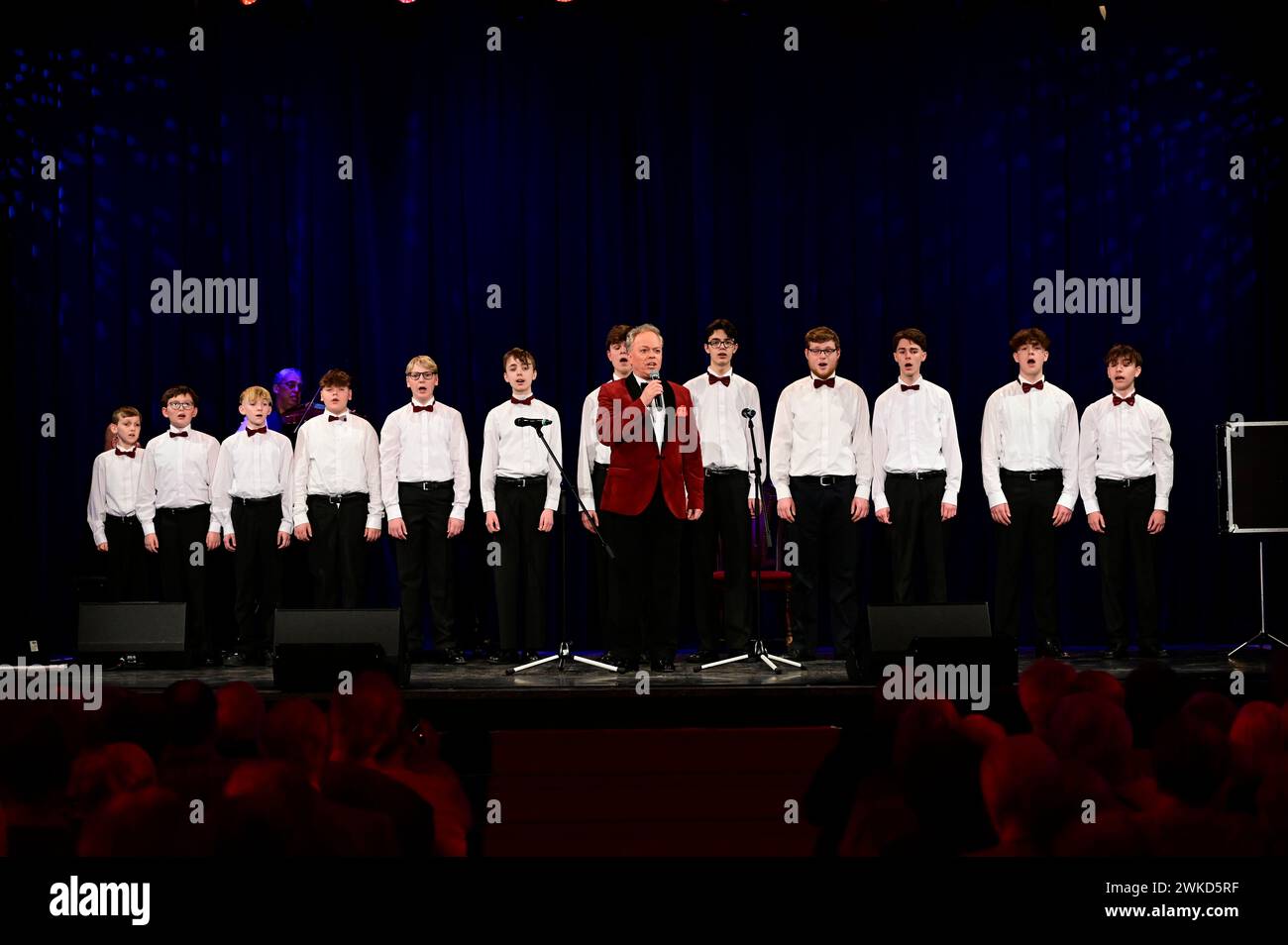 Heiko Reissig und Rheinischen Sängerknaben live beim Konzert 'Heiko Reissig & Freunde – Die große Jubiläumsshow' im Arndt-Bause-Saal im Freizeitforum Banque D'Images