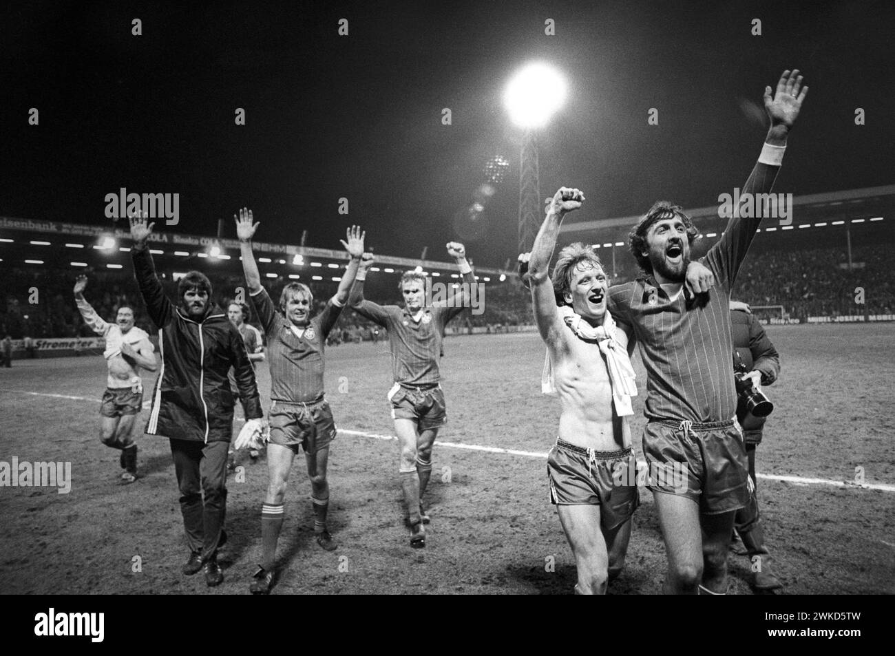 CLASSÉ - 17 mars 1982, Rhénanie-Palatinat, Kaiserslautern : les anciens joueurs de Kaiserslautern Friedhelm Funkel (G-d), Hannes Bongartz, Hans-Peter Briegel, Andreas Brehme et Michael Dusek célèbrent leur victoire sur le Real Madrid. Le champion du monde de football Andreas Brehme est décédé à l’âge de 63 ans, a confirmé mardi sa famille à l’Agence de presse allemande. (À dpa : 'le champion du monde de football Andreas Brehme est mort') photo : Jörg Schmitt/dpa Banque D'Images