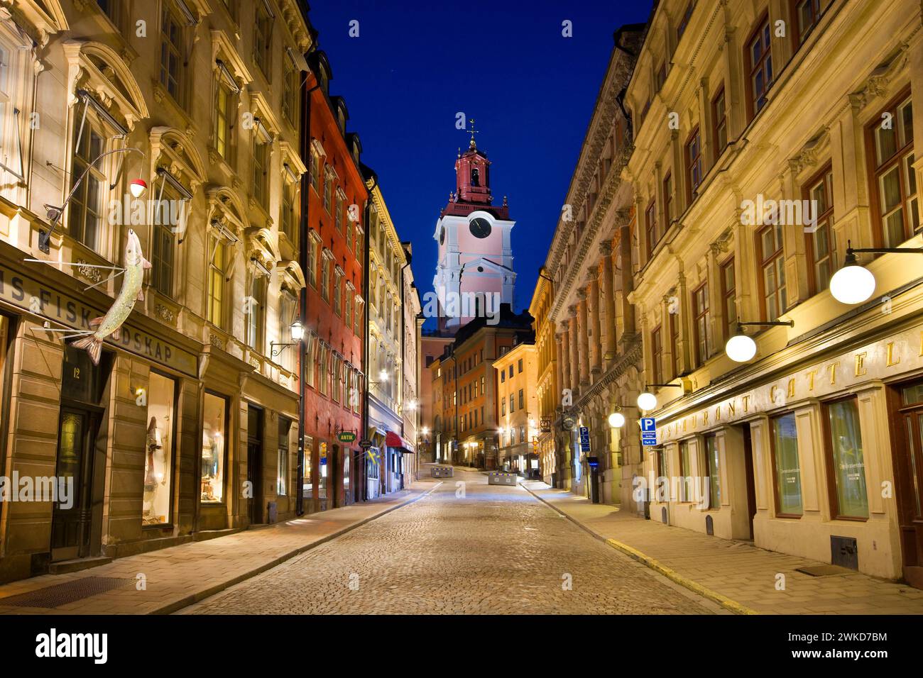 Vue nocturne de la vieille ville de Stockholm, Suède. Tour de Storkyrkan en arrière-plan Banque D'Images