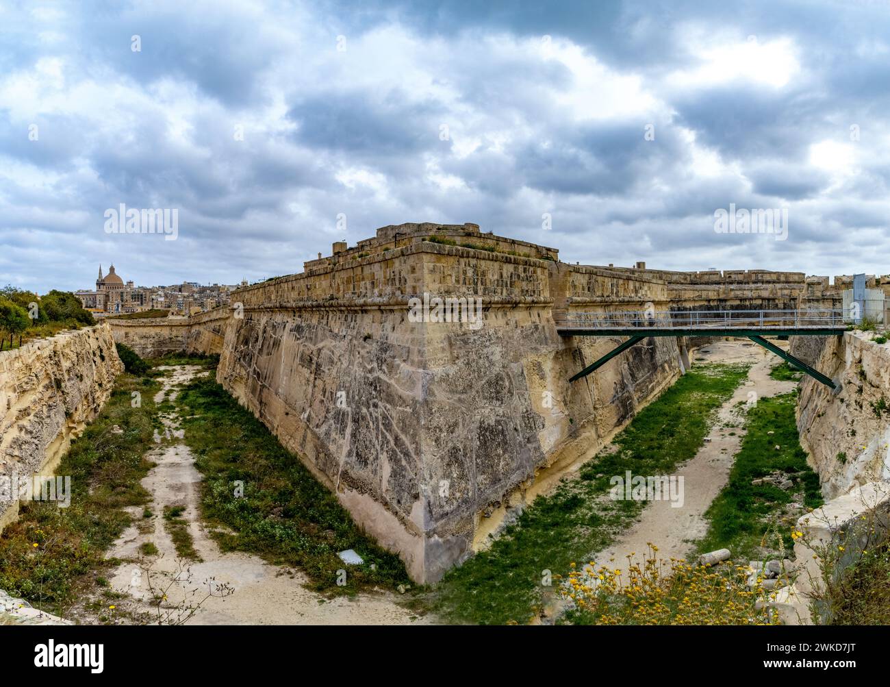 Gzira, Malte - 11 avril 2021 : le fossé défensif du fort Manoel, un fort étoilé du 18ème siècle construit par l'ordre de Saint-Jean sur l'île Manoel. Banque D'Images