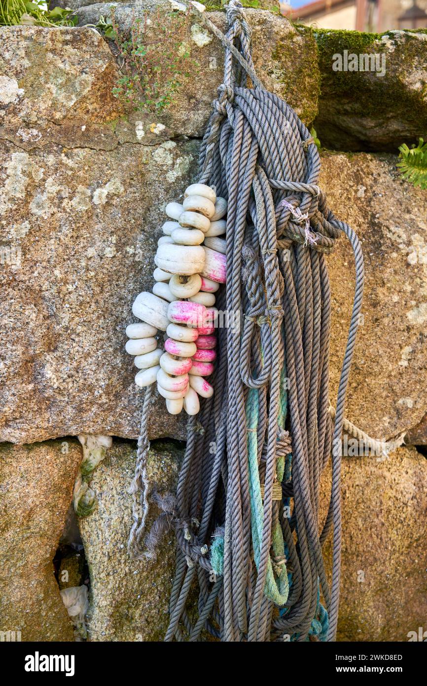 Engins de pêche, Combarro, Poio, Ria de Pontevedra, Galice, Espagne. Les engins de pêche utilisés en Galice, Espagne, dépendront du type de pêche et du lieu Banque D'Images