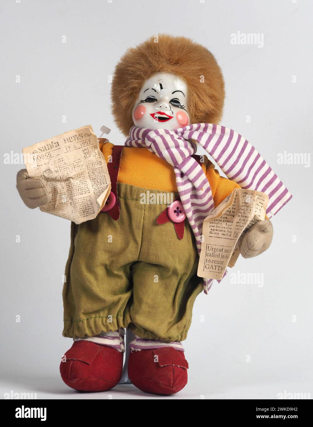 Garham, Allemagne. 19 février 2024. Poupée allemande vintage clown blanc aux cheveux rouges avec des journaux dans les mains. Les poupées de porcelaine sont apparues au XVIIIe siècle en France. Crédit : SOPA images Limited/Alamy Live News Banque D'Images