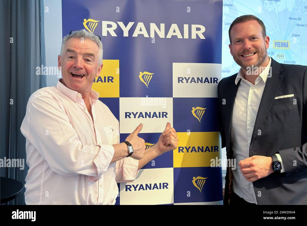 Wien, Autriche. 20 février 2024. Michael O'Leary (à gauche), chef de la compagnie aérienne low cost Ryanair, et Andreas Gruber, chef de Ryanair Austria, se tiennent à côté d'une affiche avec le logo de la compagnie. Ryanair, la plus grande compagnie aérienne low-cost d'Europe, souhaite augmenter considérablement son nombre de passagers d'ici 2034. Crédit : Matthias Röder/dpa/Alamy Live News Banque D'Images