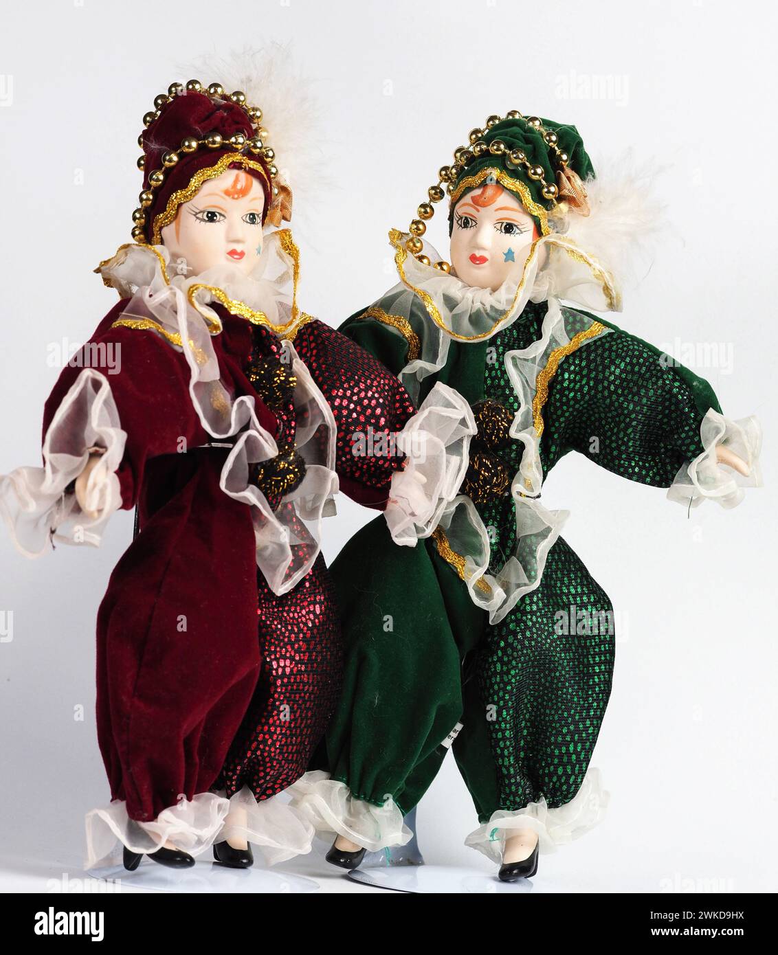 Garham, Allemagne. 19 février 2024. Deux poupées italiennes en porcelaine représentant le héros de la Commedia Dell'Arte en costumes rouge et vert. Les poupées de porcelaine sont apparues au XVIIIe siècle en France. Crédit : SOPA images Limited/Alamy Live News Banque D'Images