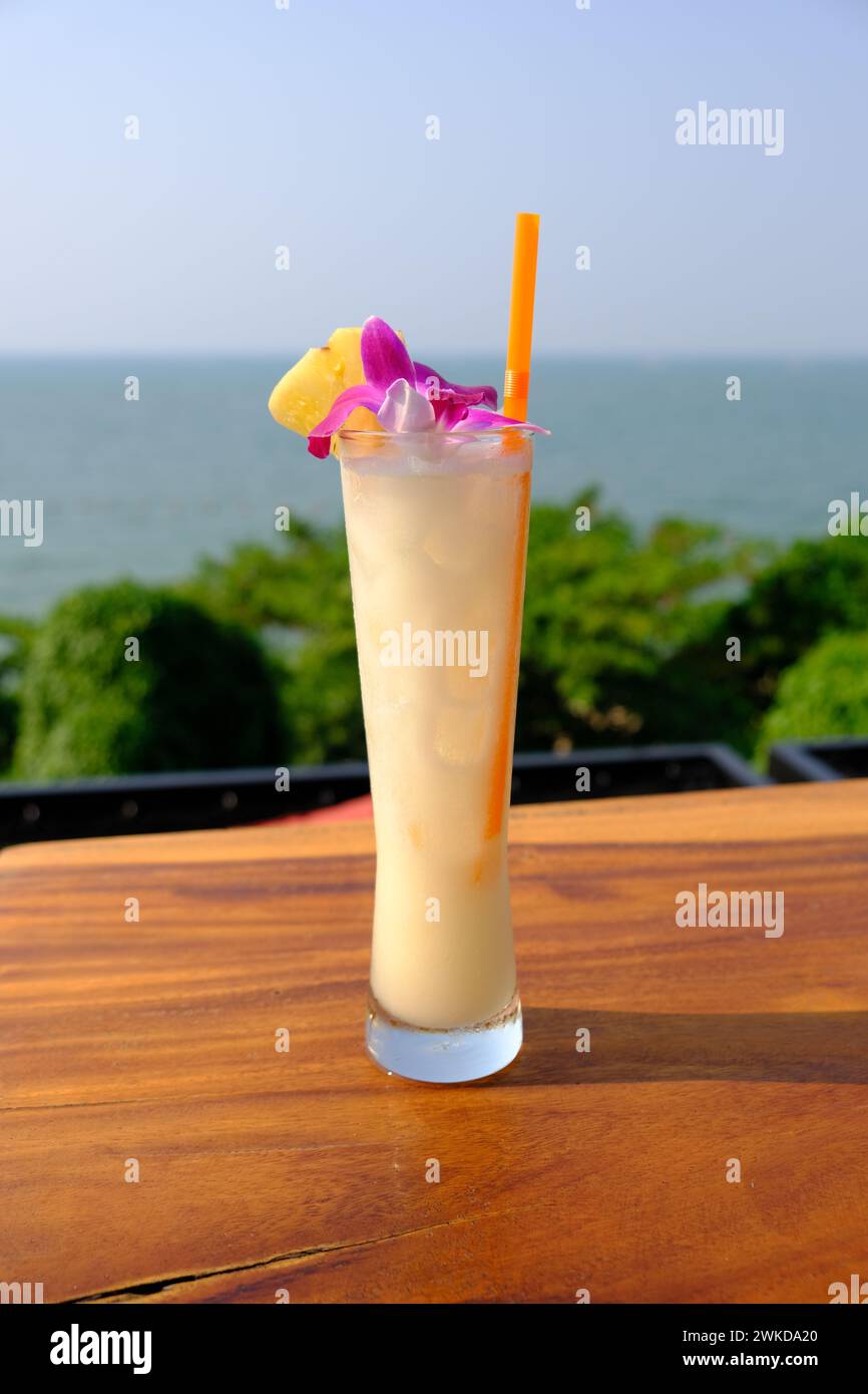 Cocktail Pina Colada avec vue sur la mer en toile de fond Banque D'Images