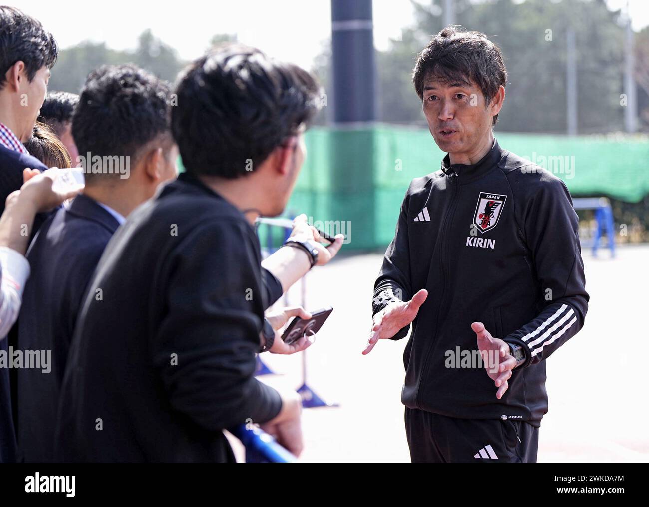Futoshi Ikeda, manager de l'équipe nationale féminine de football du Japon, rencontre la presse à Chiba, près de Tokyo, le 20 février 2024, quatre jours avant la première manche de leurs deux finales de qualification olympique à Paris contre la Corée du Nord. (Kyodo)==photo Kyodo via Credit : Newscom/Alamy Live News Banque D'Images