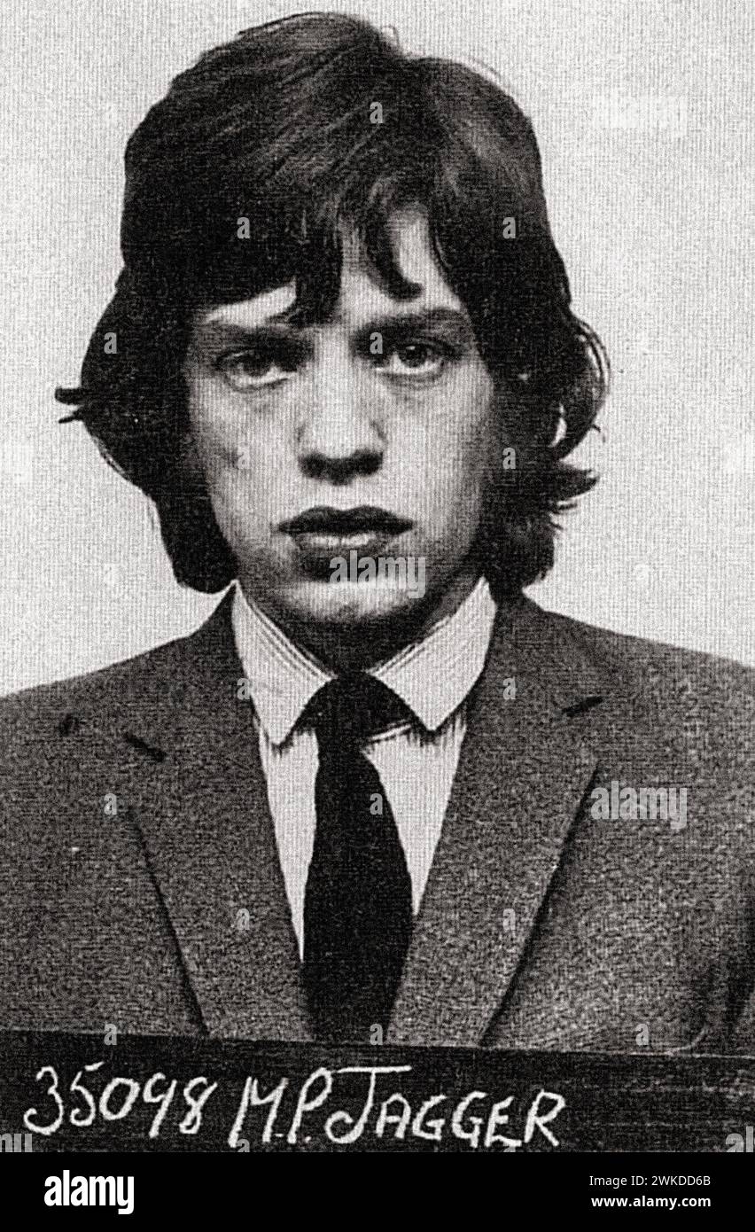 Rock star Mick Jagger, chanteur des Roling Stones, mug shot 1967 - la loi avait été après Brian (comme ils l'avaient été après Mick et Keith). Il a été arrêté en mai 1966 pour possession de drogue peu après le premier raid sur la maison de campagne de Keith, Redlands. En octobre 1967, Brian a été condamné à neuf mois de prison. Banque D'Images