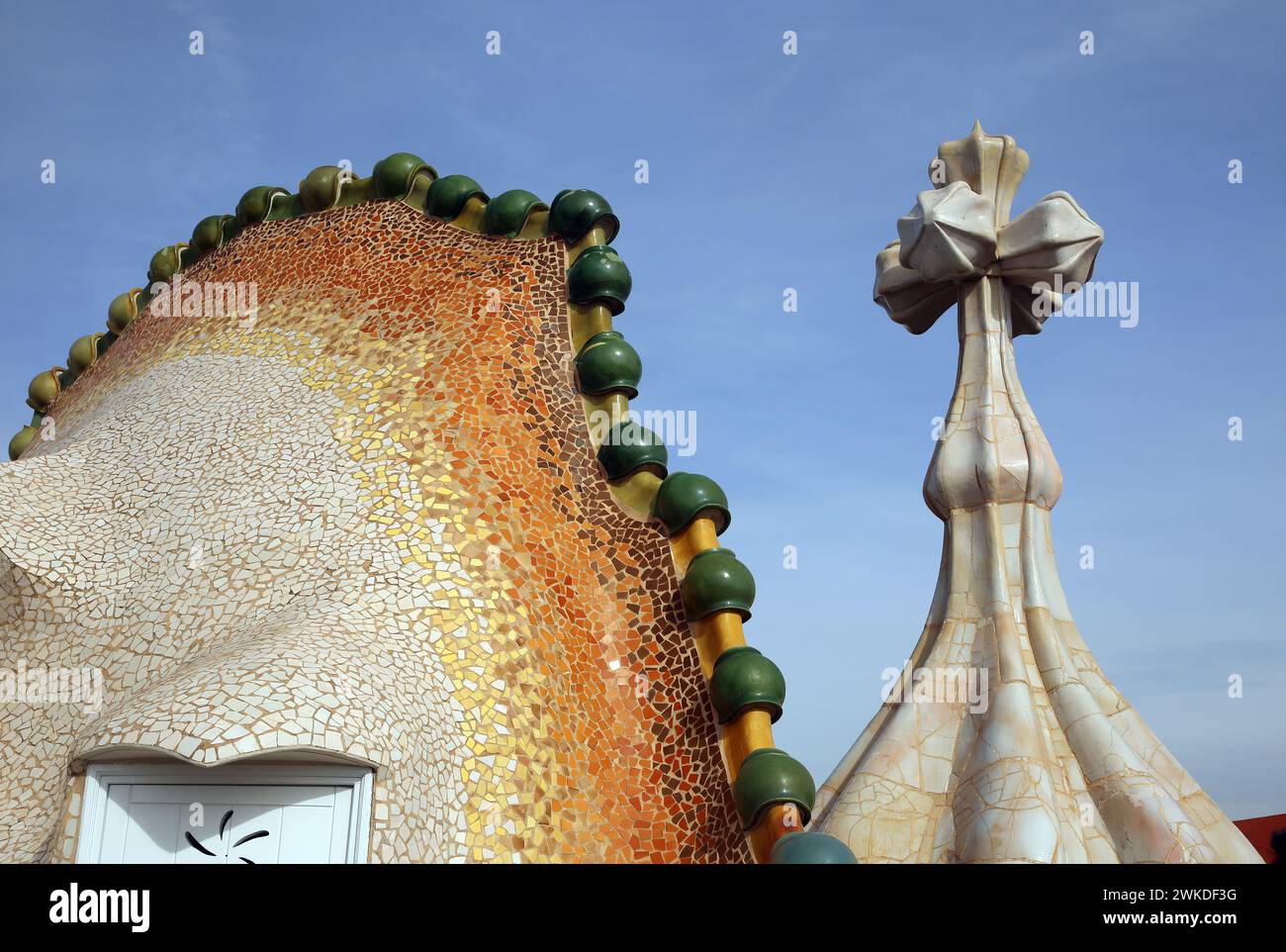 Espagne. Catalogne. Barcelone. Casa Batlló. Remodelage par Antonio Gaudí, 1904-1906. Style moderniste. Toit de dragon avec tour. Banque D'Images