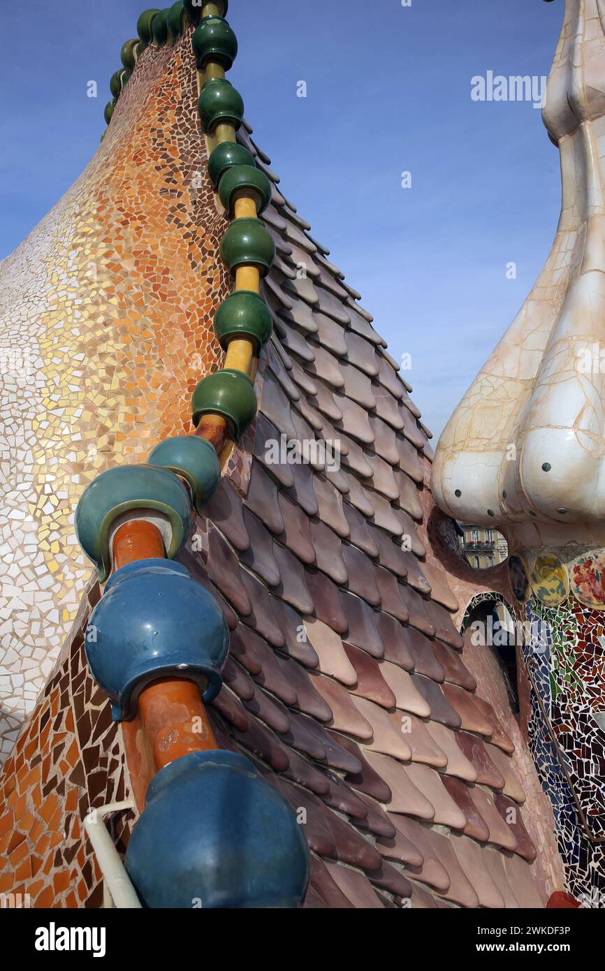Espagne. Catalogne. Barcelone. Casa Batlló. Remodelage par Antonio Gaudí, 1904-1906. Style moderniste. Toit de dragon. Carreaux céramiques. Banque D'Images