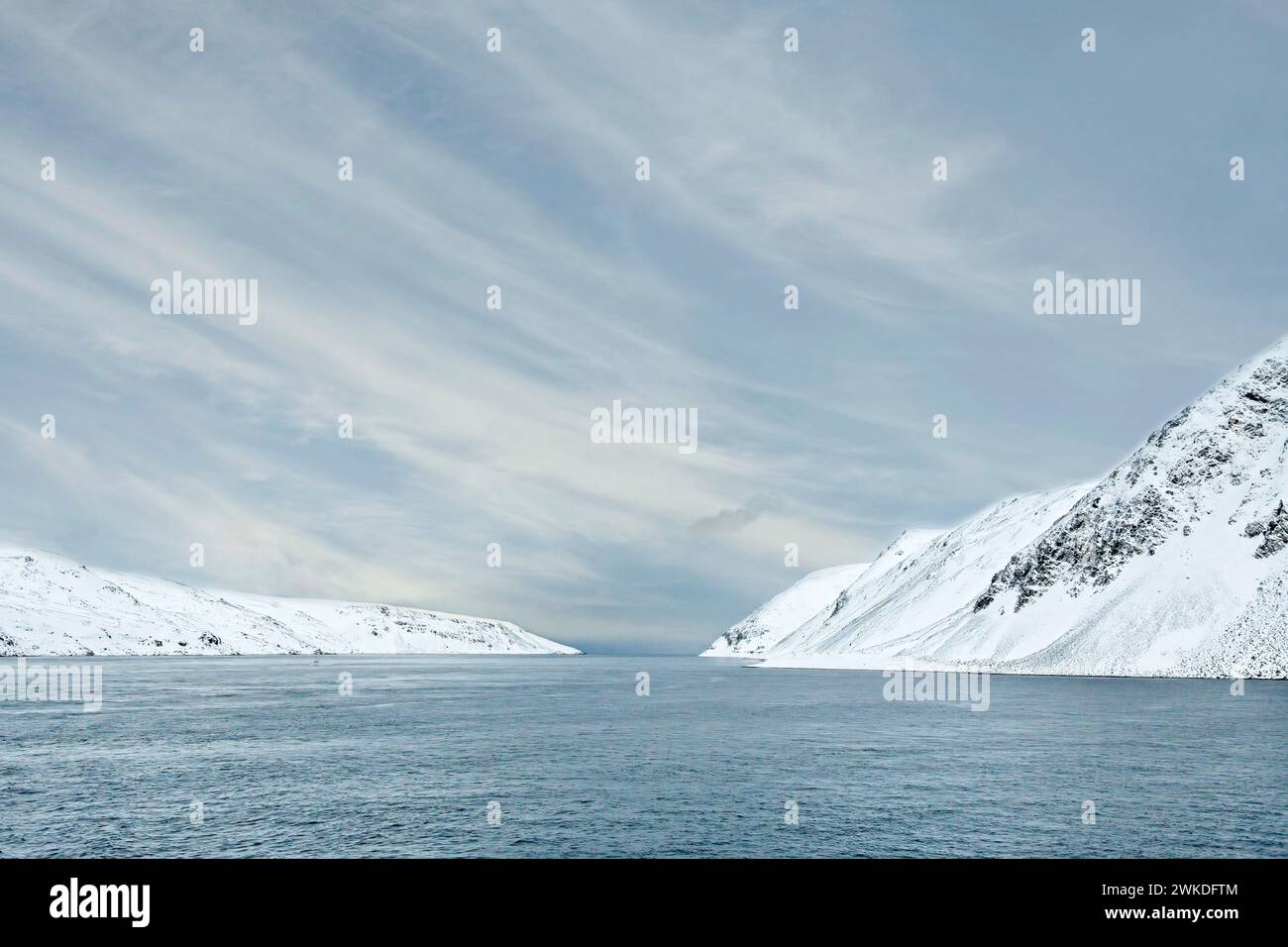 Côte hivernale de Mageroy Sound en Norvège arctique Banque D'Images