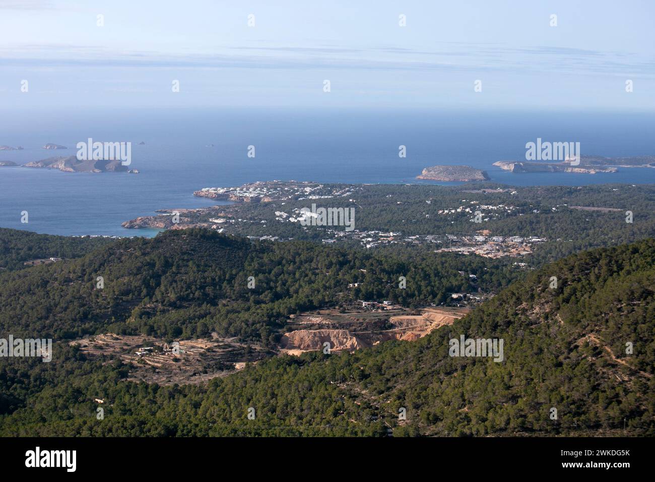 Vue sur la région de Cala Comte sur la côte ouest d'Ibiza depuis la montagne sa Talaya à Sant Jose. Banque D'Images