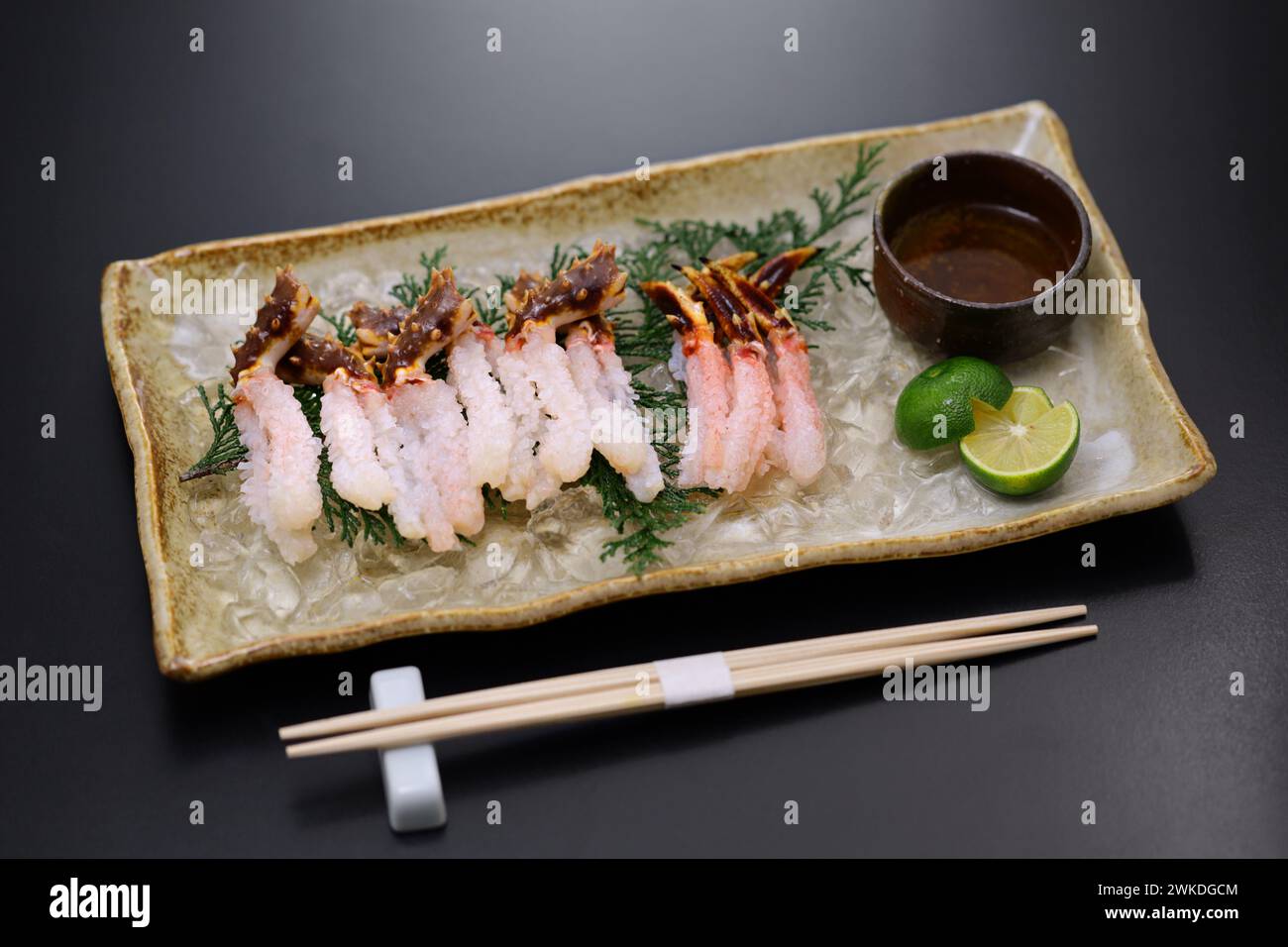 Sashimi de crabe roi rouge japonais. Par shabu-shabu froid, la viande des pattes de crabe devient comme une fleur en floraison. Banque D'Images