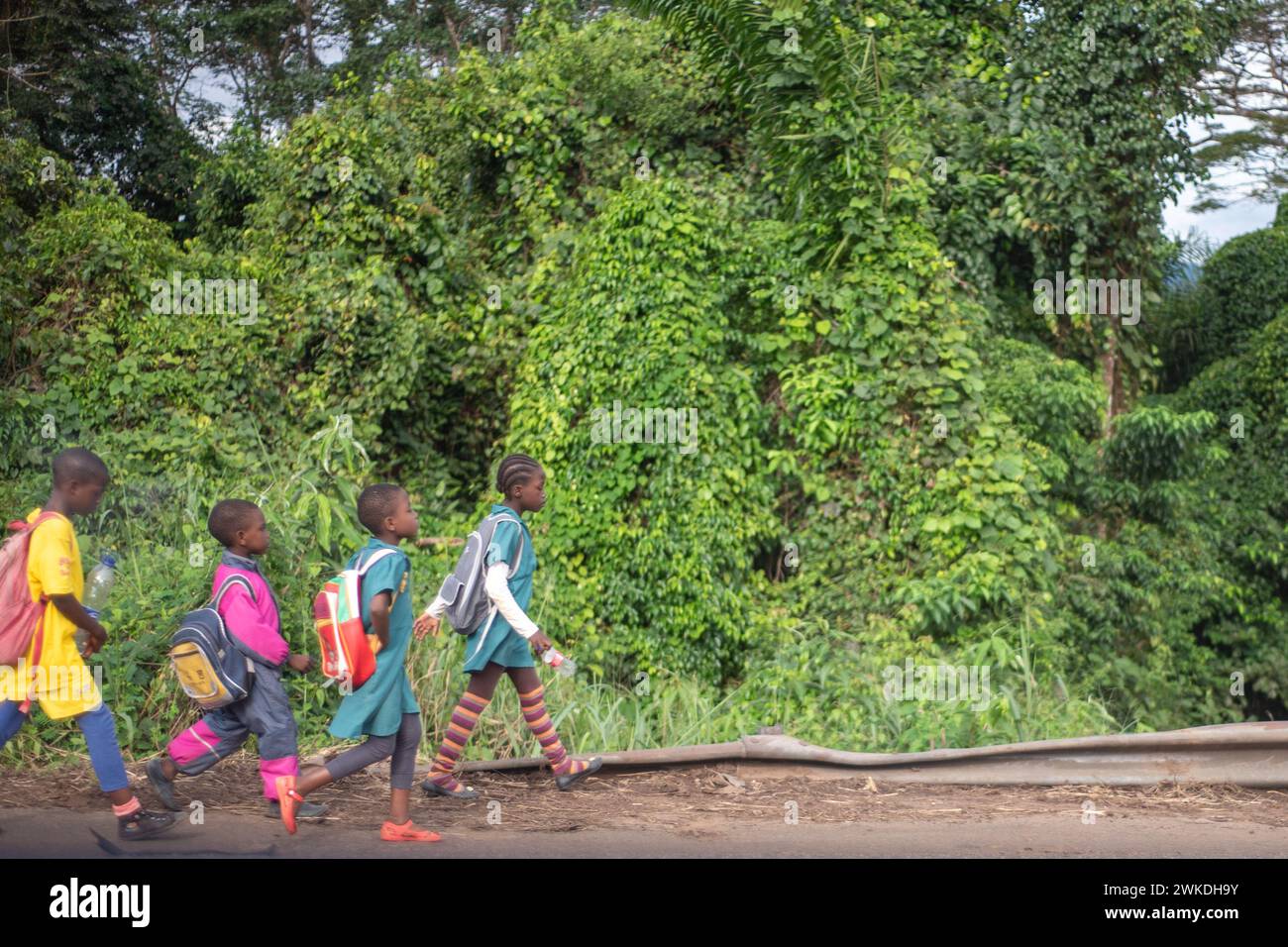 Écoliers africains marchant sur une route Banque D'Images