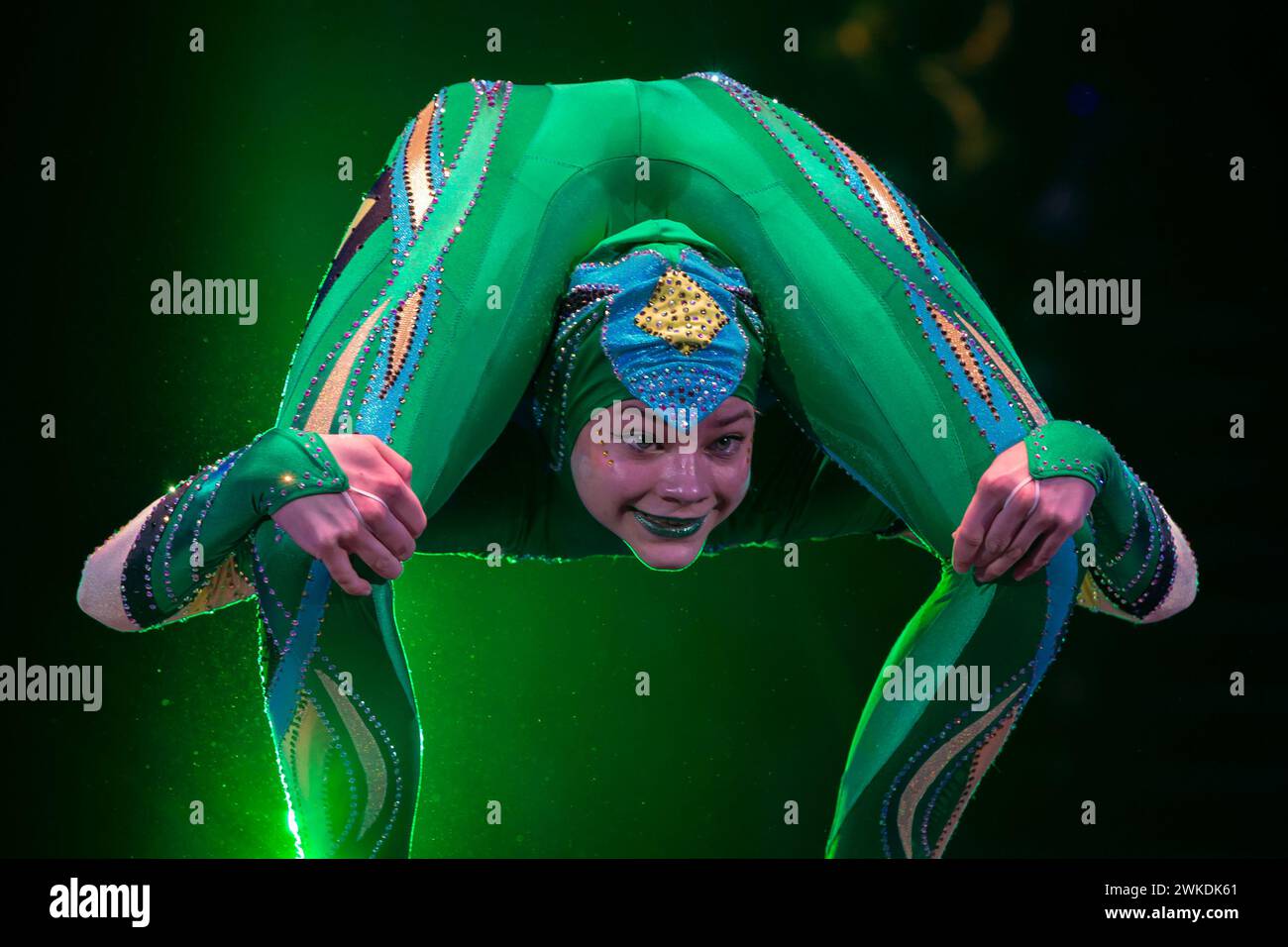 Biélorussie, Gomel, 1er avril 2018. Gomel State Circus.Circus Girl dans un costume de serpent. Un artiste gymnaste avec un corps flexible effectue un tour difficile. Banque D'Images