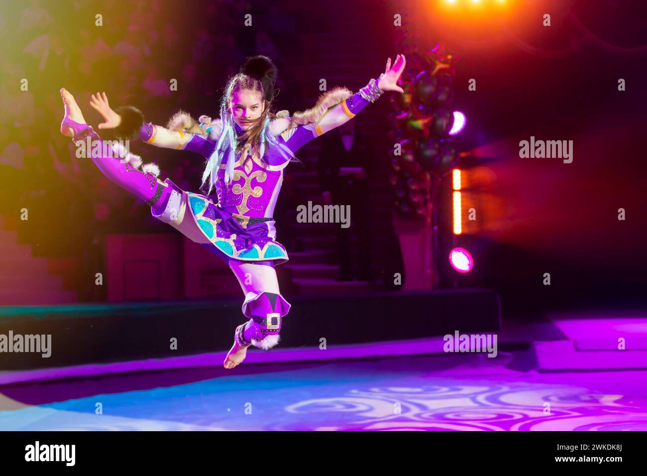 Danseuse de fille de cirque se produit dans l'arène de cirque. Banque D'Images