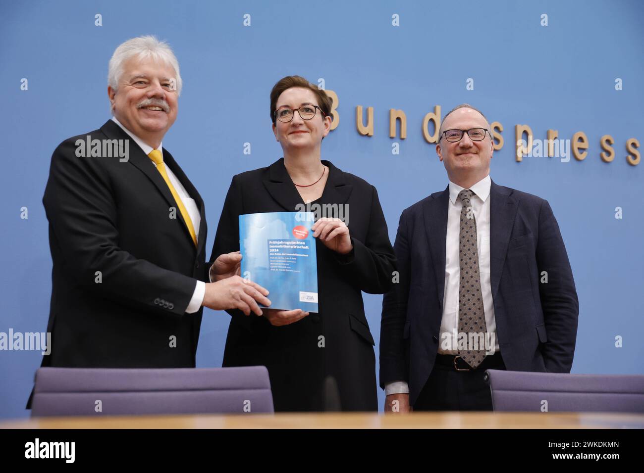 Andreas Mattner, Präsident des Zentralen Immobilien Ausschusses ZIA, Bundesministerin für Wohnen, Stadtentwicklung und Bauwesen Klara Geywitz, Prof. Doch.c. Lars P. Feld, Albert-Ludwigs-Universität Freiburg und Walter Eucken Institut, Vorsitzender des rates der Immobilienweisen, Dr tschland, Berlin, Bundespressekonferenz, Thema: Frühjahrsgutachten vom rat der Immobilienweisen *** Dr Andreas Mattner, Président de la Fédération allemande de la propriété ZIA , Ministre fédéral du logement, du développement urbain et de la construction Klara Geywitz, Prof Dr h c Lars P Feld, Université Albert Ludwigs Frei Banque D'Images