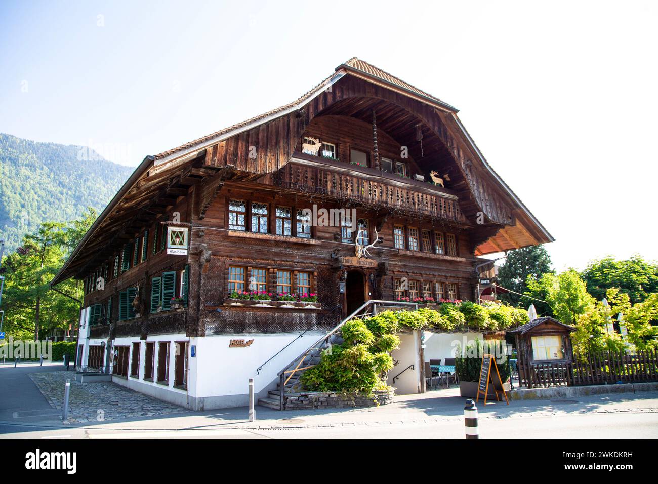 Hirschen Hôtel Restaurant dans un chalet suisse traditionnel, Interlaken, Suisse Banque D'Images