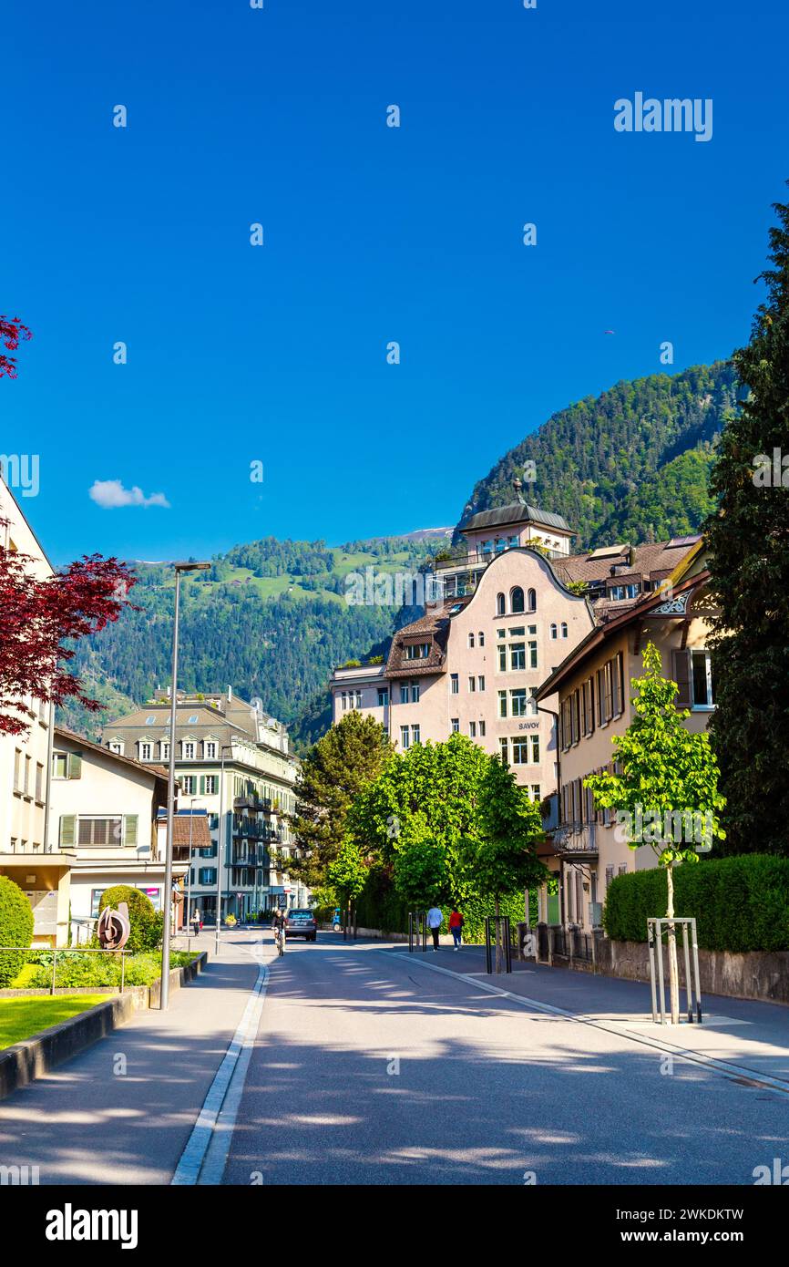 Rue avec vue sur la montagne à Interlaken, Suisse Banque D'Images