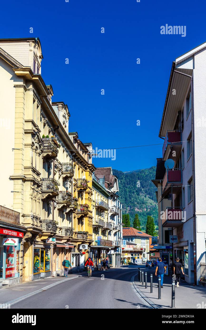 Maisons avec balcons en fer forgé le long de Centralstrasse, Interlaken, Suisse Banque D'Images
