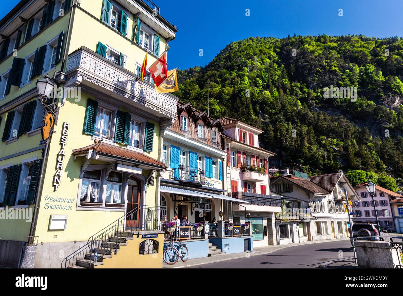 Maisons pastel au bord de la rivière Aar, Unterseen, Suisse Banque D'Images